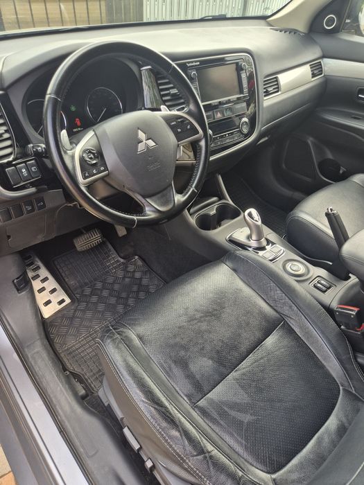 PROPRIETAR  Vând Mitsubishi Outlander.