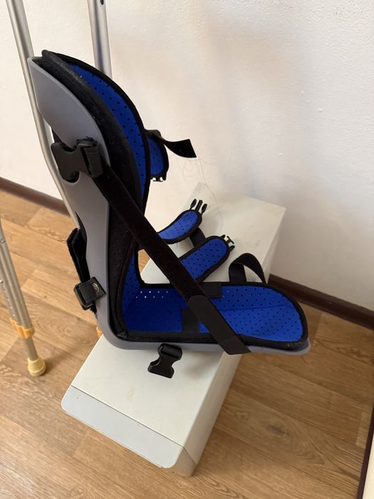 Костыли и ортопед для ноги