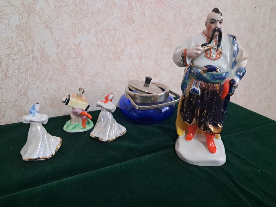 Сахарница,статуетки.