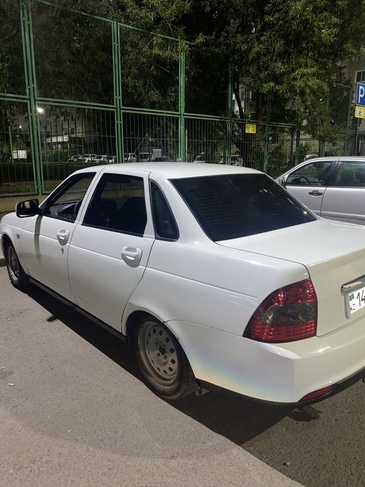 Белая Lada Priora 2