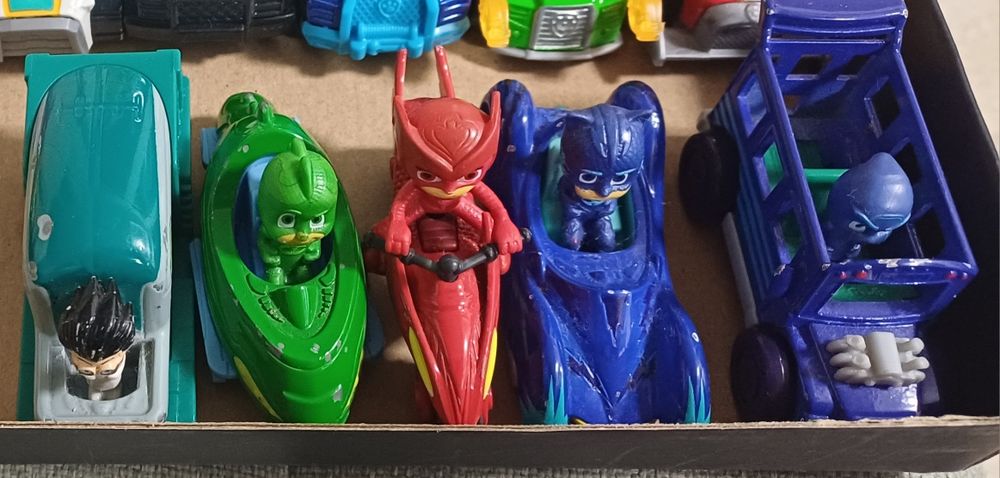 Lot Kinder vechi 51 figurine 3 soldati 5 masinute Eroi Pijamale Batman