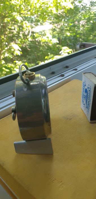 Часы будильник ретро