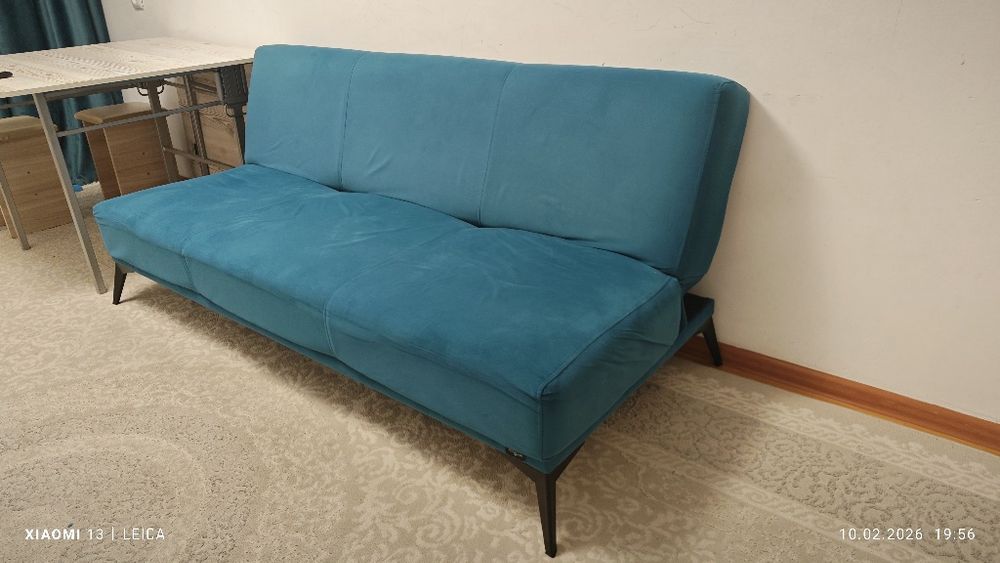 Продается диван прямой с ножками.