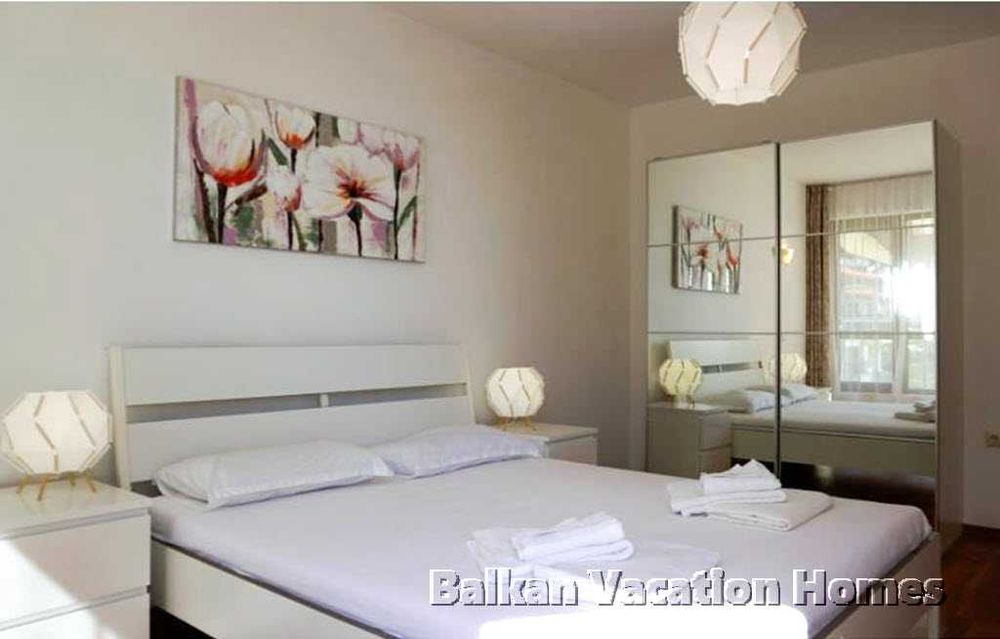 Двустаен апартамент с голяма покривна тераса – на 100 м от морето