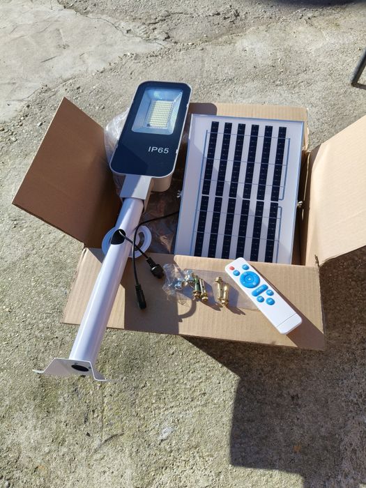 Vând lampă solară