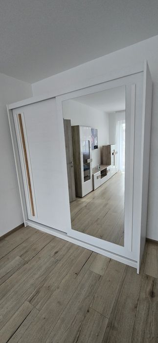 Dulap mare cu uși glisante și oglindă – stare foarte bună