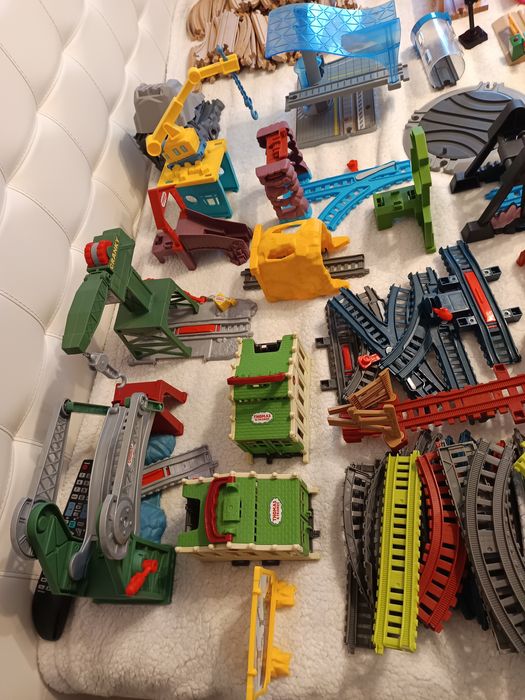 Se vând diverse trenuri,sine, macaze,poduri cu lumina fara lumină etc.