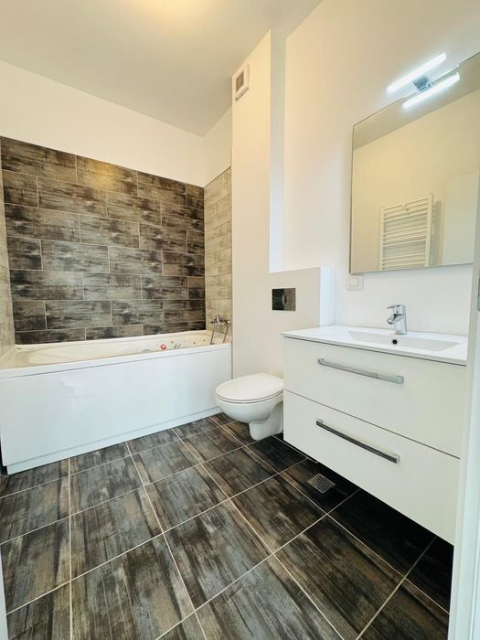 Închiriere apartament 3 camere, curte, loc de parcare, nemobilat