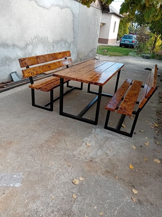 Set masă și bănci de terasă – lucrat manual, lemn ars și cadru metalic