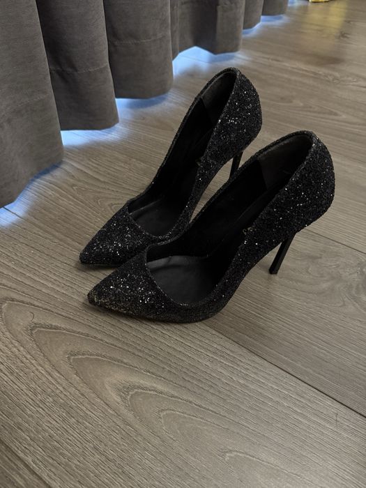 високи черни токчета