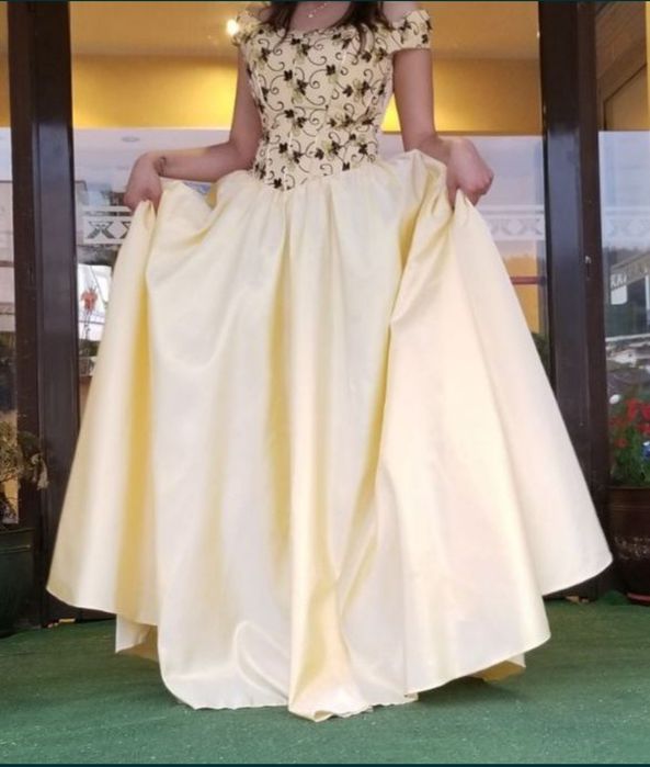 Официална (Бална) рокля екрю с инкрустации по бюстието