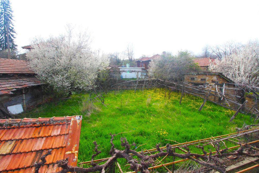 Къща с парцел в с. Здравковец, общ. Габрово