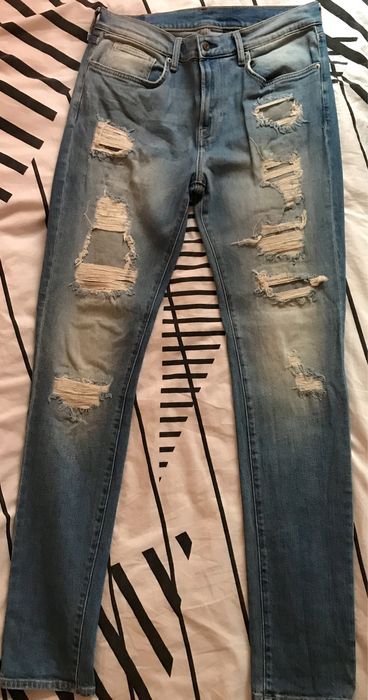 Сини скъсани дънки