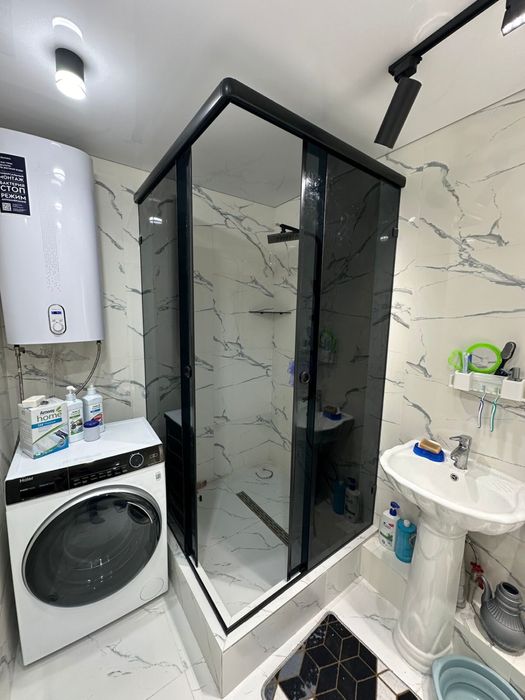 Меж ком перегородки душ кабины