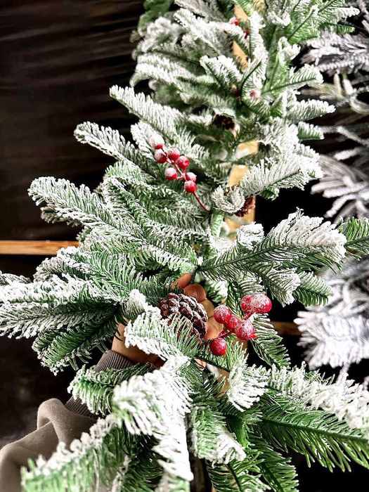 Еллчканая ветка , хвоя , ёлочная гирлянда