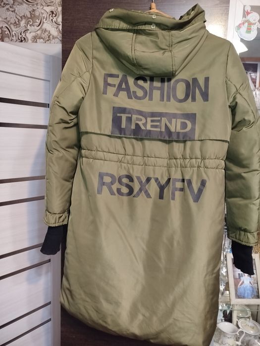 Продам куртки на девочку