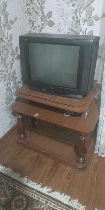 телевизор JVC сотилади подставкаси билан