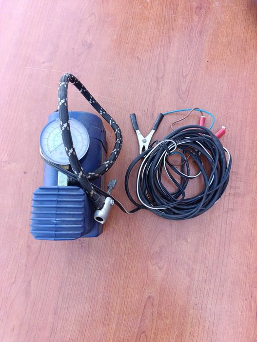 Compresor auto 12V cu manometru – pompă roți mașină, portabil
