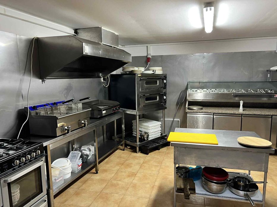 Bucatarie completa sau separate, cuptor pizza, frigider dublu inox…