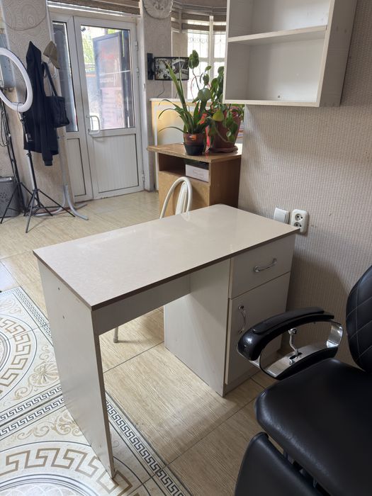 Маникюрный стол