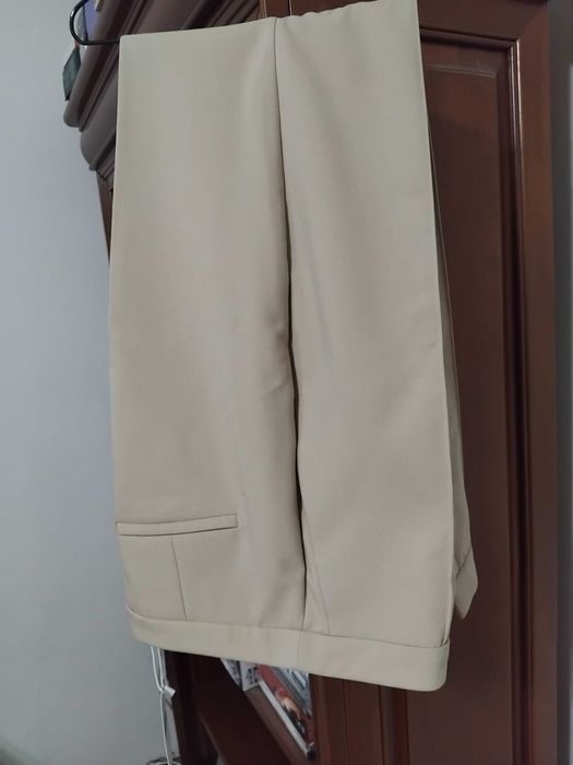 Pantaloni crem Mango