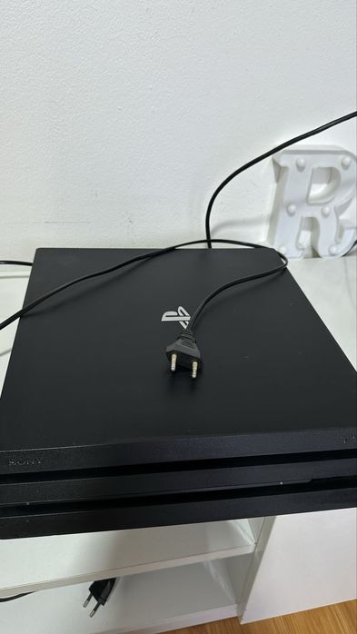 PS4 Pro 1TB + controller + jocuri