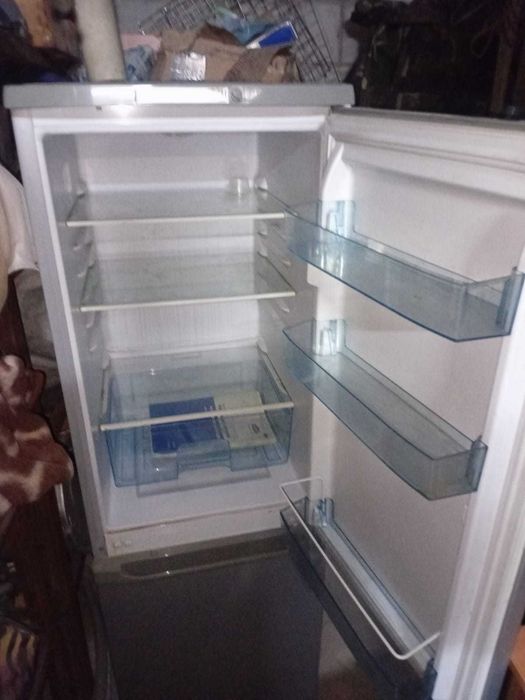 Продам небольшой двухкамерный холодильник