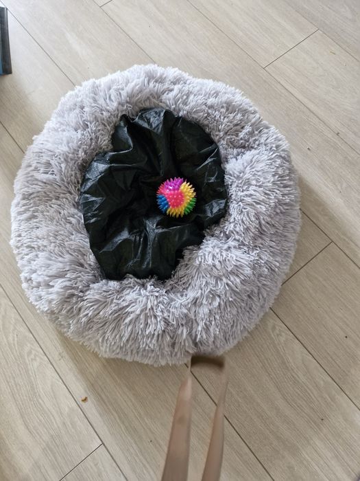 Лежанка для кота. Игрушки в подарок