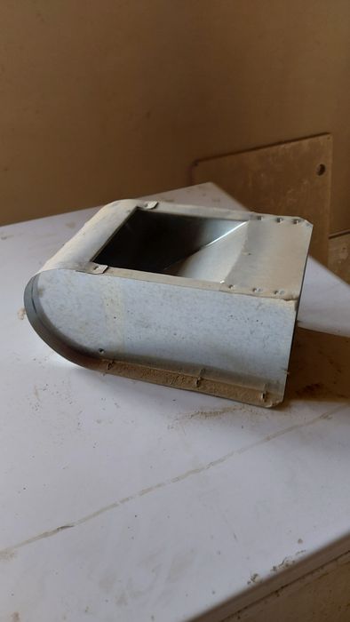 Quyonga ovqat beradigan