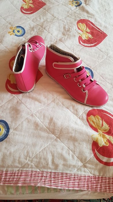 ботинки розовые.