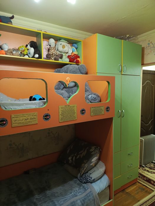 Детская мебель, на 3 спальных мест, писменный стол, шкафы