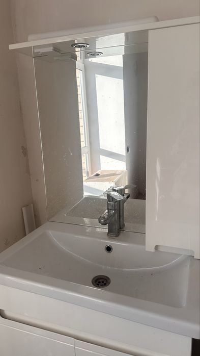 Раковина с тумбой и с зерколом