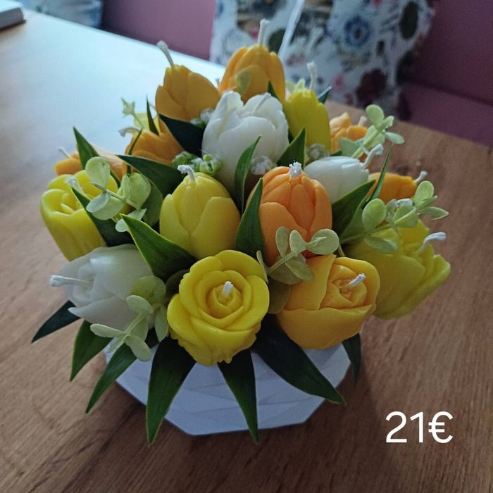 Стилни букети и кашпи,аранжирани с цветя от соев восък