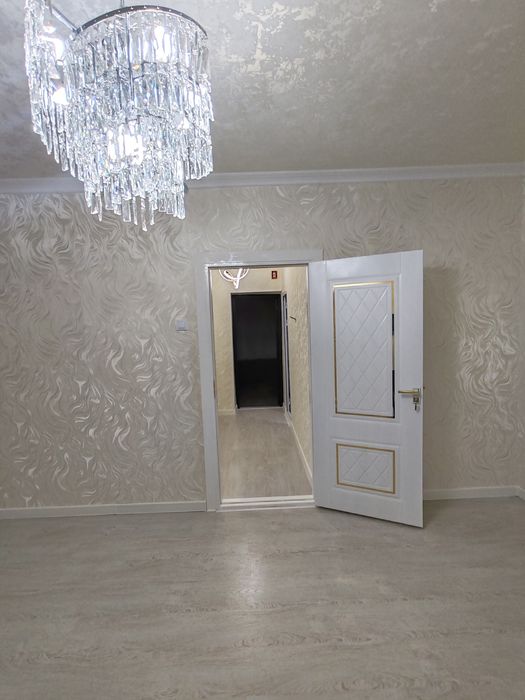 Микрорайонда 3 этажда 1хона 2хона килинган квартира срочна сотилади