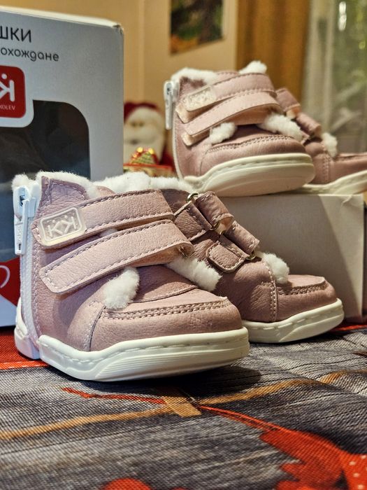 Продавам два чифта ЧИСТО НОВИ бебешки буйки за прохождане КК