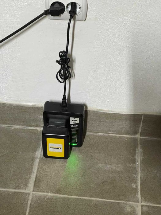 Aspirator fără fir KÄRCHER SE 3-18 Compact (cu furtun de pulverizare integrat, lățime de lucru de 75 mm )