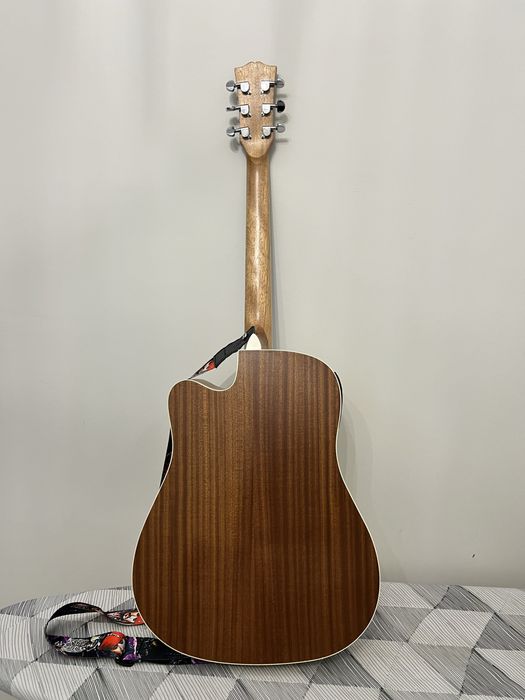 Гитара в хорошем состояние