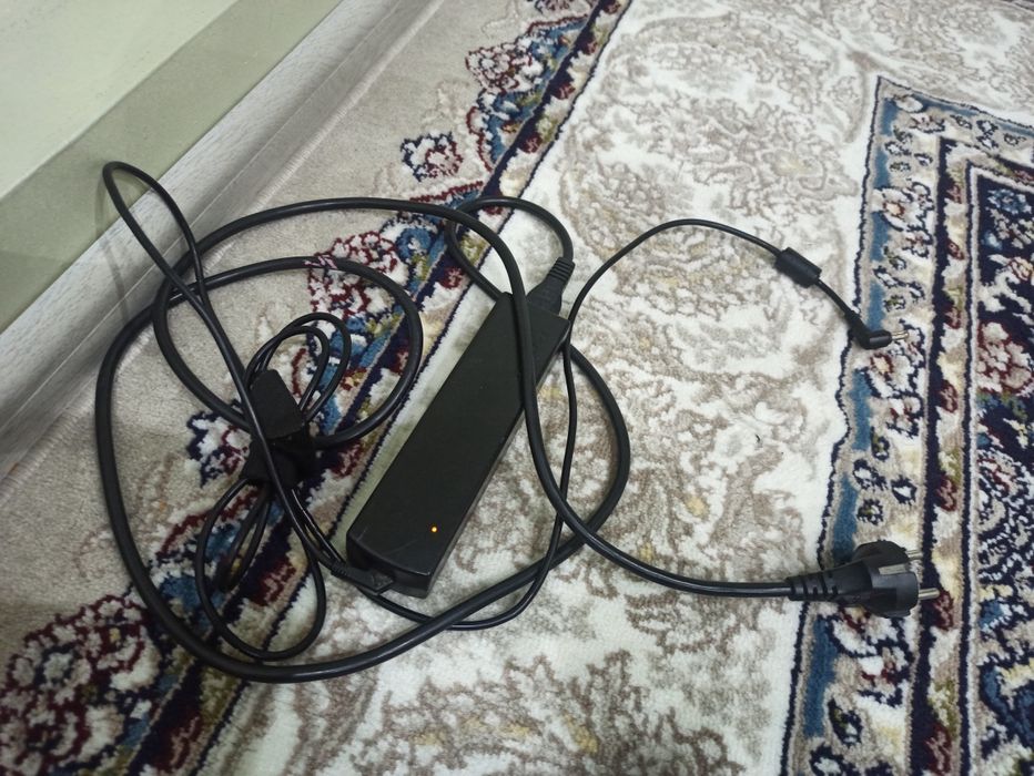 Noutbuk sotiladi arzon srochnaga pul zarilidi