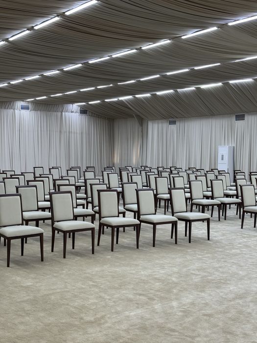 Прозрачный стул аренда. Прокат конференционной стул. Стеклянный стул.