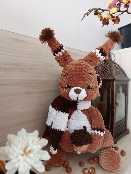 Плюшена катерица - ръчно изплетена