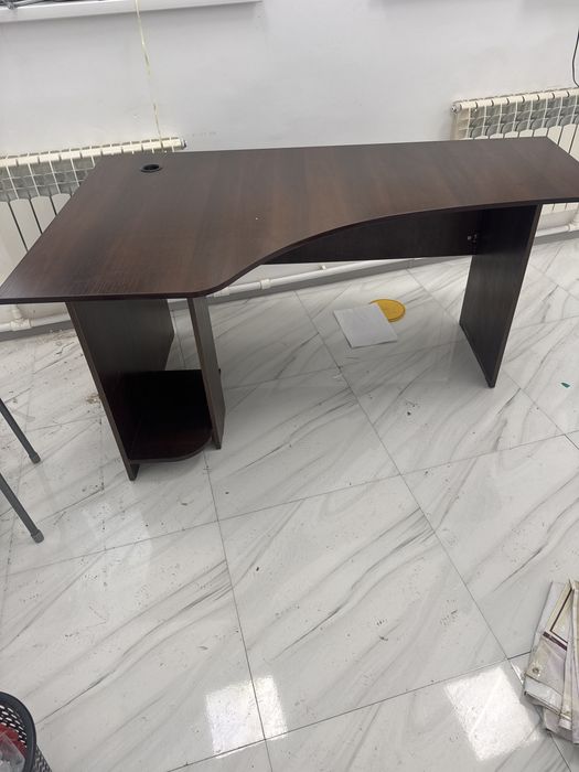 Офисный компьютерный стол