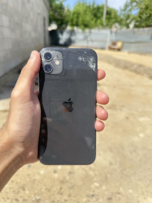 IPHONE 11 64 GB   .