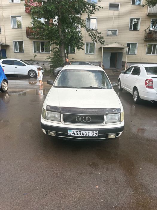 Машина ауди 100 в хорошем состоянии
