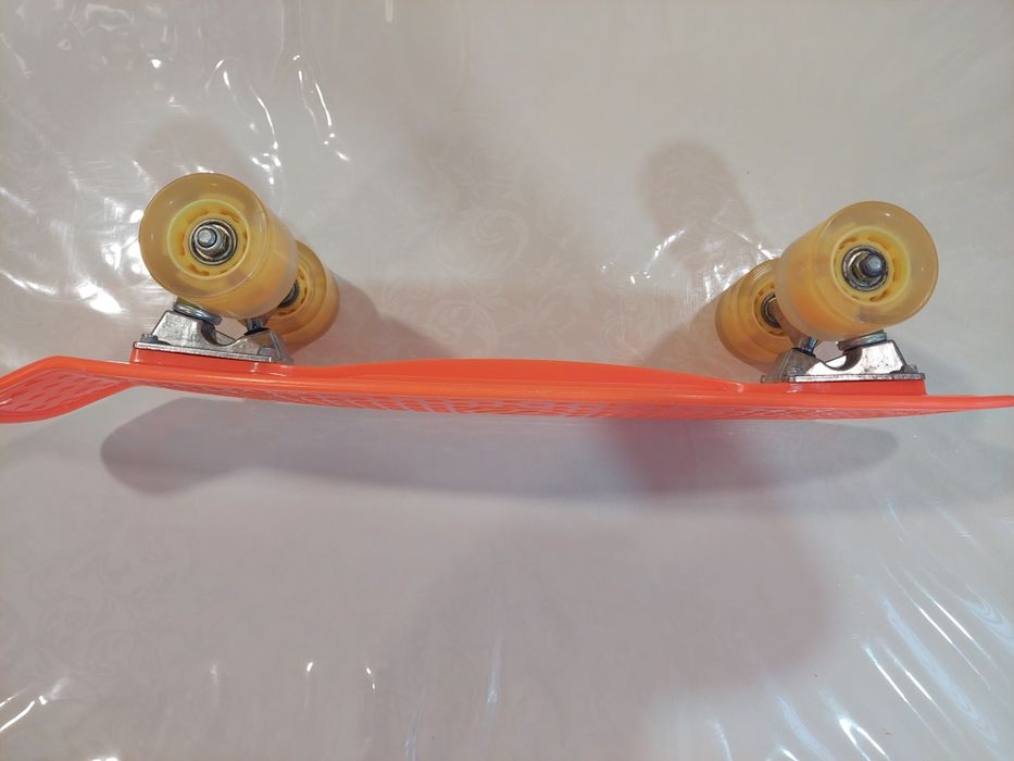 Продаю пениборд оранжевый.