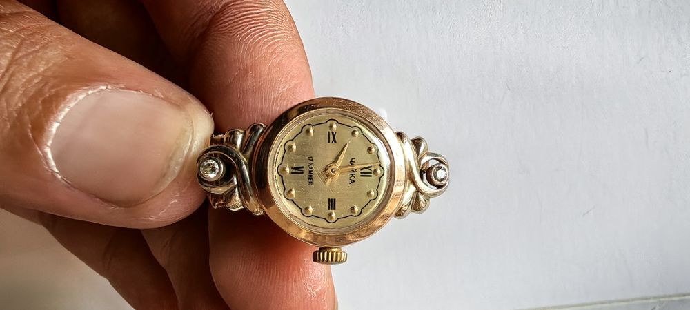 Qo'l soati ayol qizlar uchun