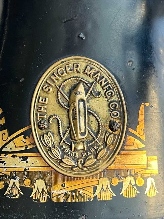 швейная машинка Зингер с деревянной  тумбой