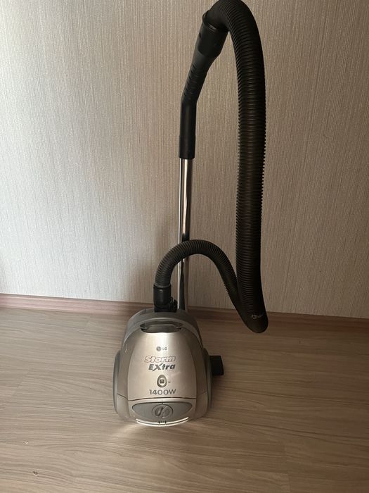 Пылесос серый