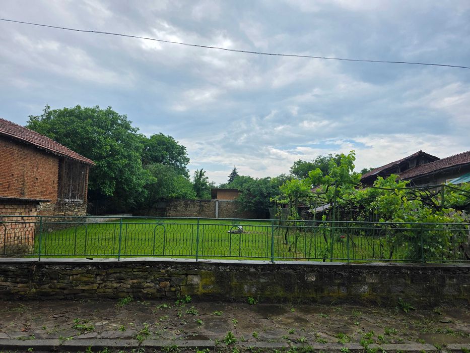 Поддържан имот в подножието на Балкана – 960 кв.м. двор, кладенец и канализация