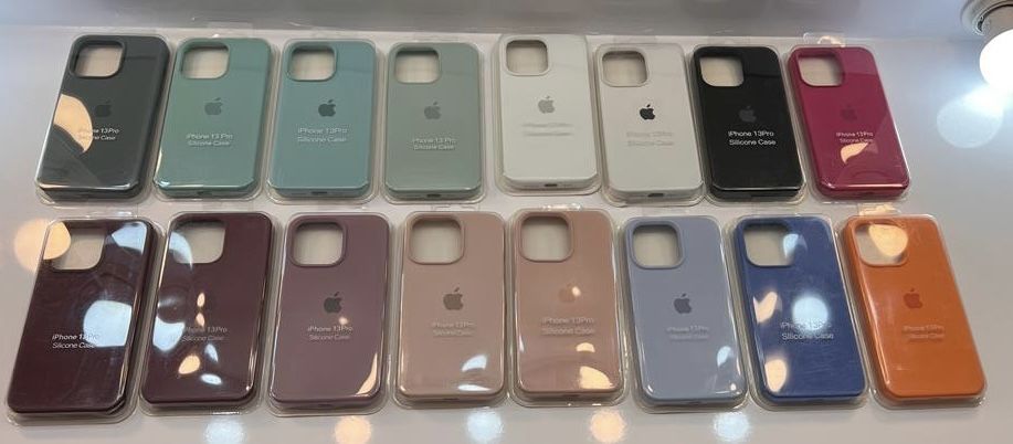 Cauți husă bună pentru iPhone? Silicon cu Logo Apple | 13–17 Sigilate