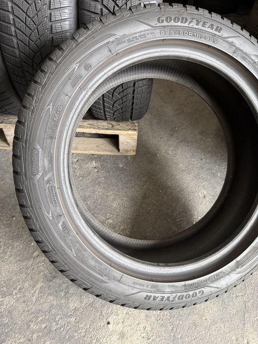 4 anvelope iarna 225/50/18 Goodyear Runflat ca noi!